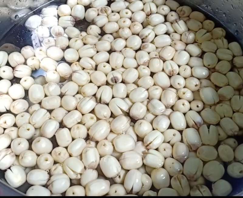 Chọn hạt sen tươi già khi nấu sẽ bở hơn