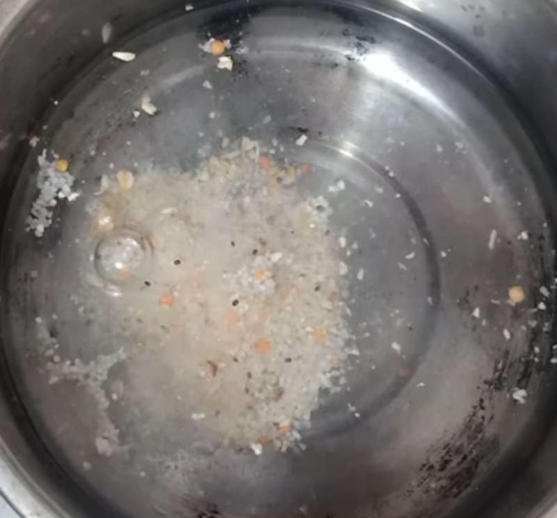 Cho gạo vỡ vào nồi với nước, đun sôi