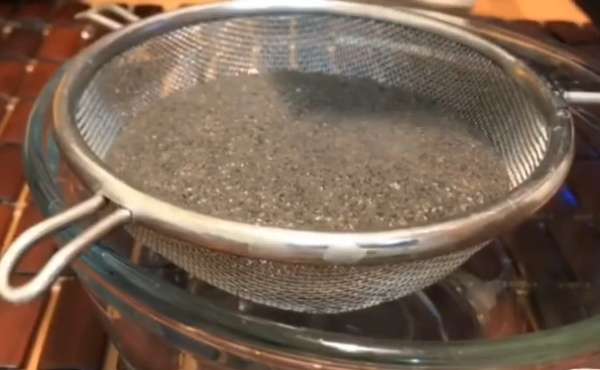 Lọc mè đen qua rây để lấy nước