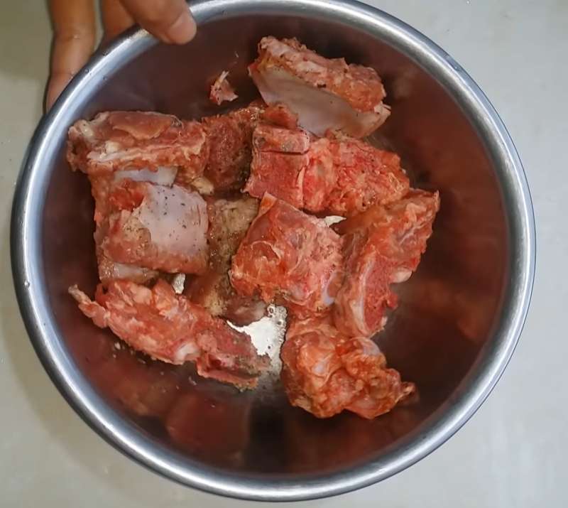 Ướp sườn cùng với gia vị 15 phút cho ngấm