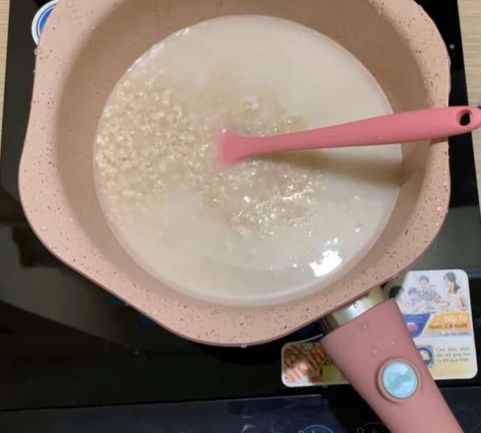 Đun cháo yến mạch cho chín