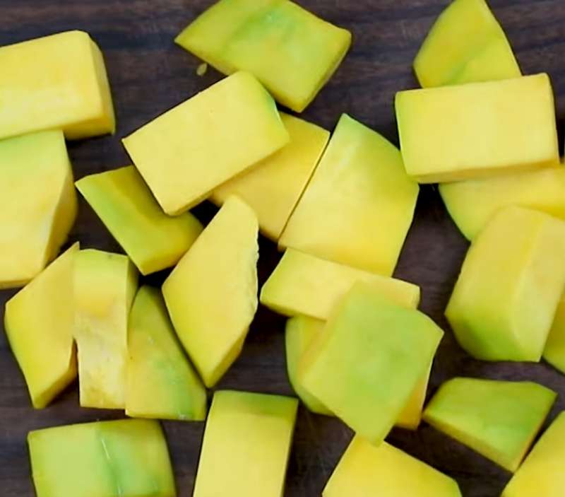 Bí đỏ gọt vỏ, bỏ ruôt, rửa sạch thái miếng vừa ăn
