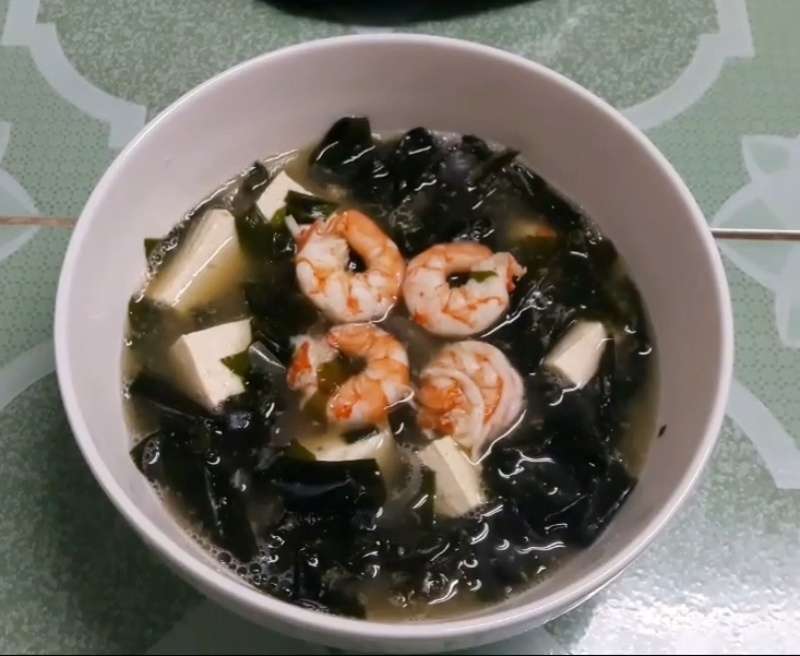 Thưởng thức canh rong biển khô nấu tôm tươi