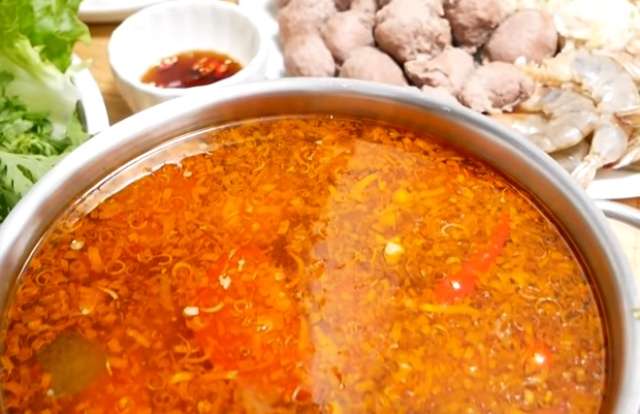 Thưởng thức lẩu thập cẩm