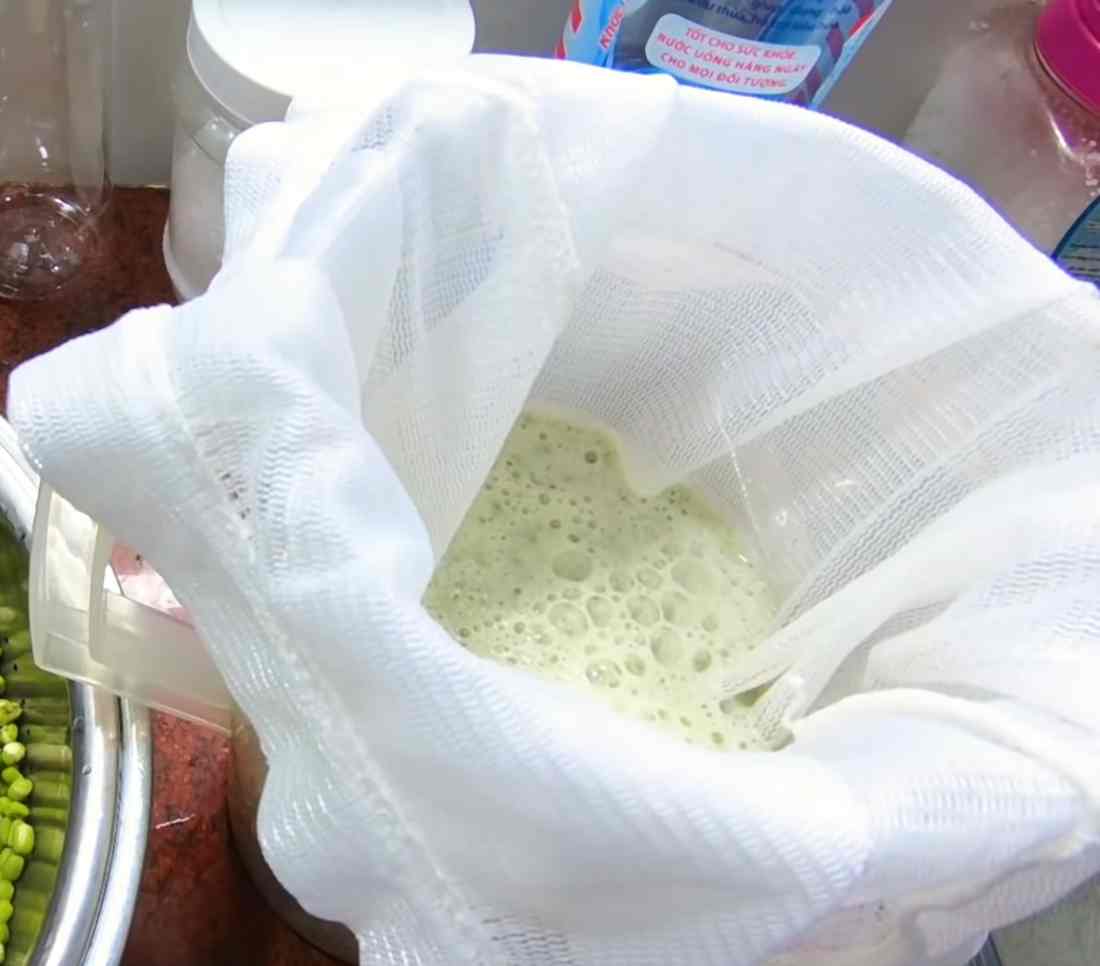 Dùng khăn lọc lấy nước đậu xanh