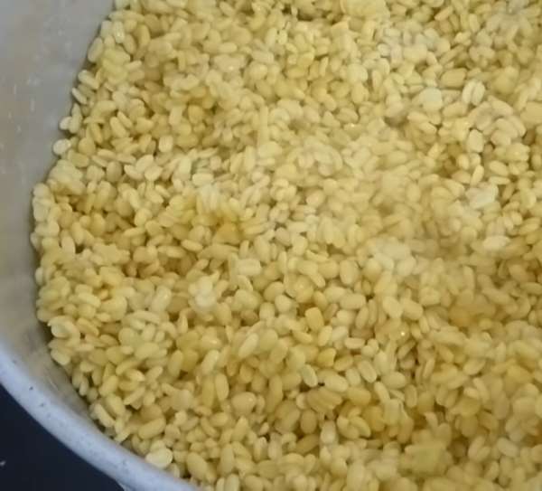 Cho đậu xanh vào nồi hấp 25-30 phút cho chín