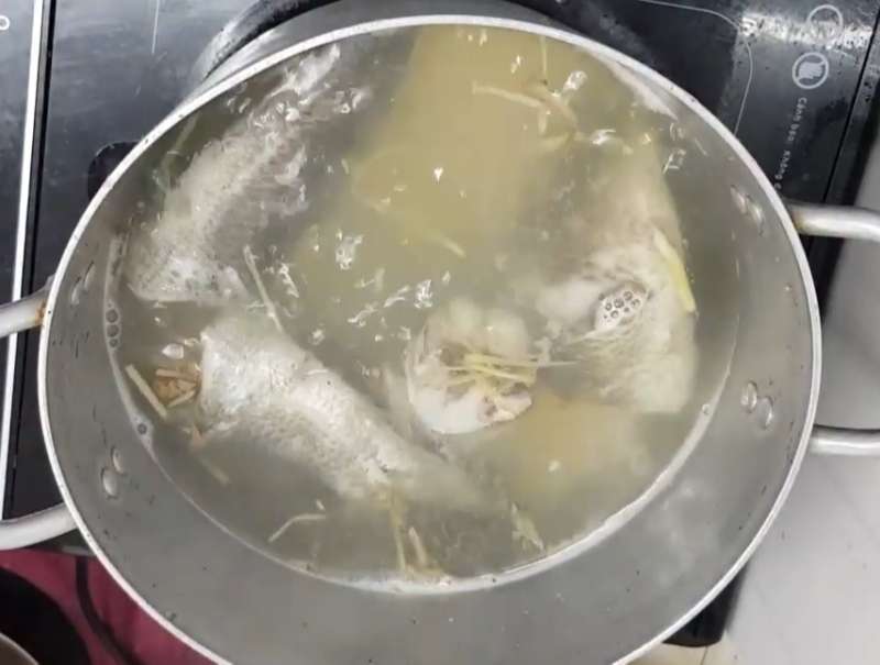Luộc cá với gùng khử tanh