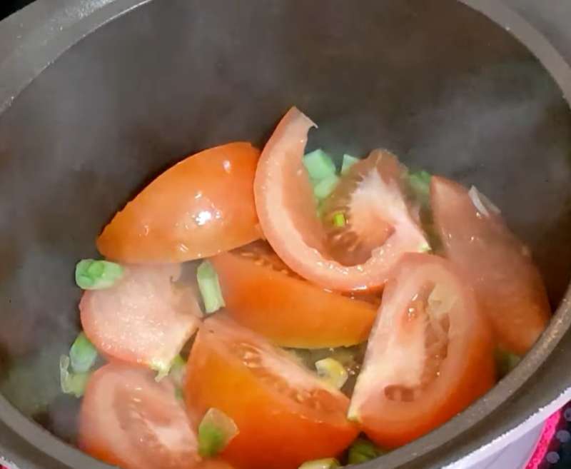 Đảo cà chua cùng gia vị cho nhừ