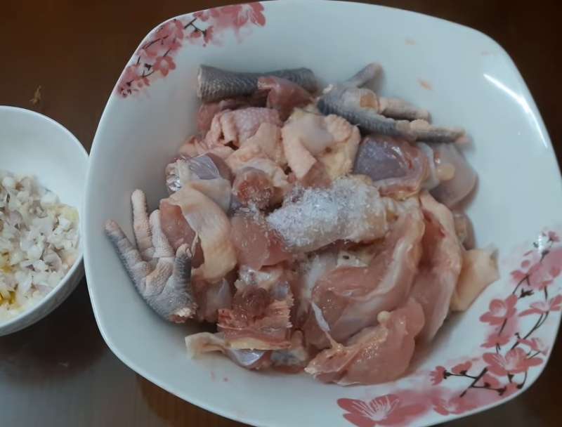 Ướp thịt gà 20 phút cho ngấm gia vị