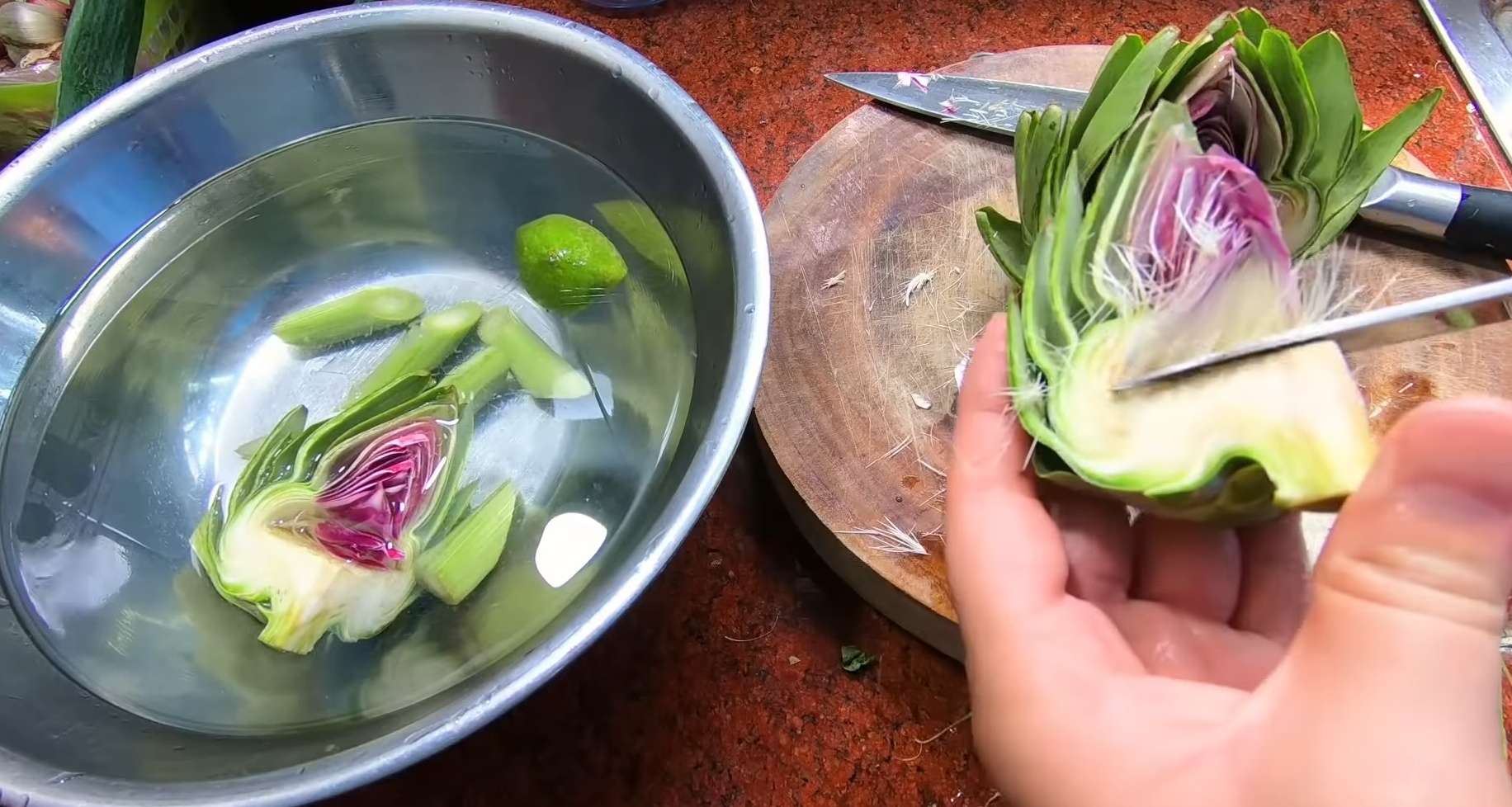 Ngâm bông Atiso ngâm với nước chanh muối để bớt thâm