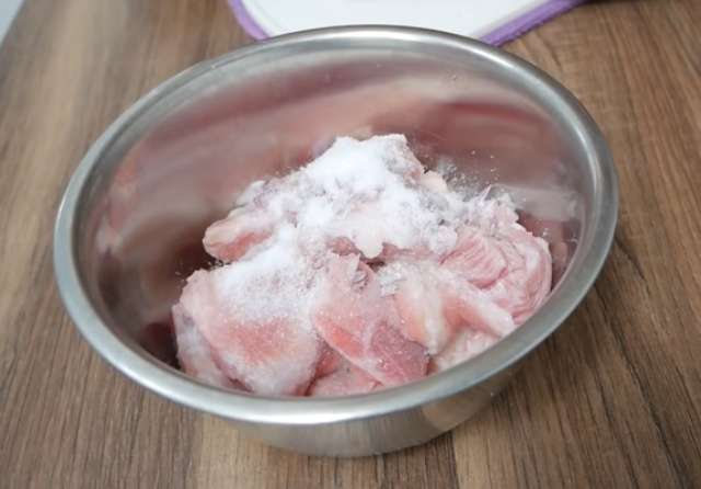 Ướp sườn cùng với gia vị