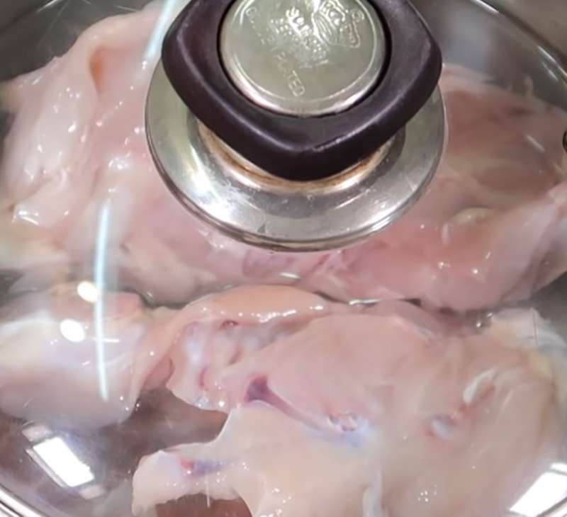Hầm xương gà 20 phút để lấy nước dùng