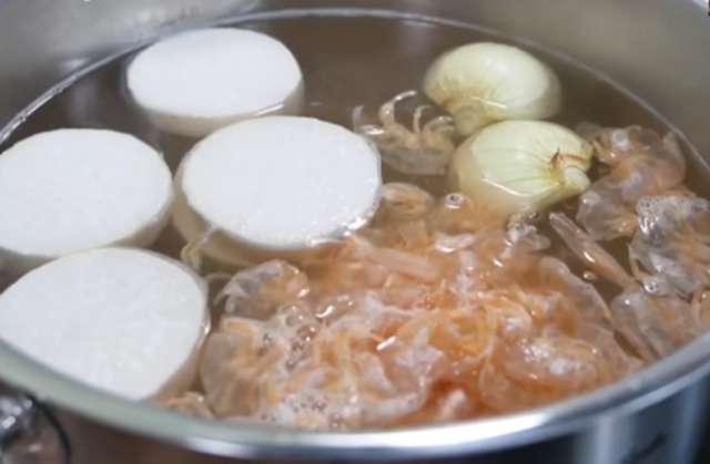 Dùng vỏ tôm nấu nước lèo hủ tiếu cho ngọt thơm