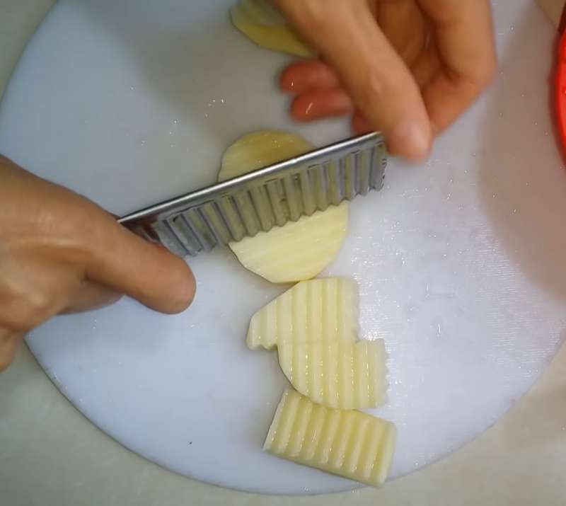 Thái khoai tây miếng vừa ăn bằng dao hình răng cưa cho đẹp