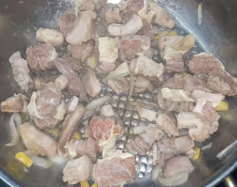 Đảo thịt bò cùng với gia vị cho ngấm