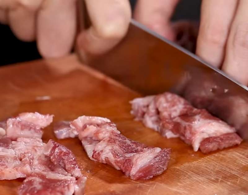 Thịt bò thái miếng khoảng 5 phân