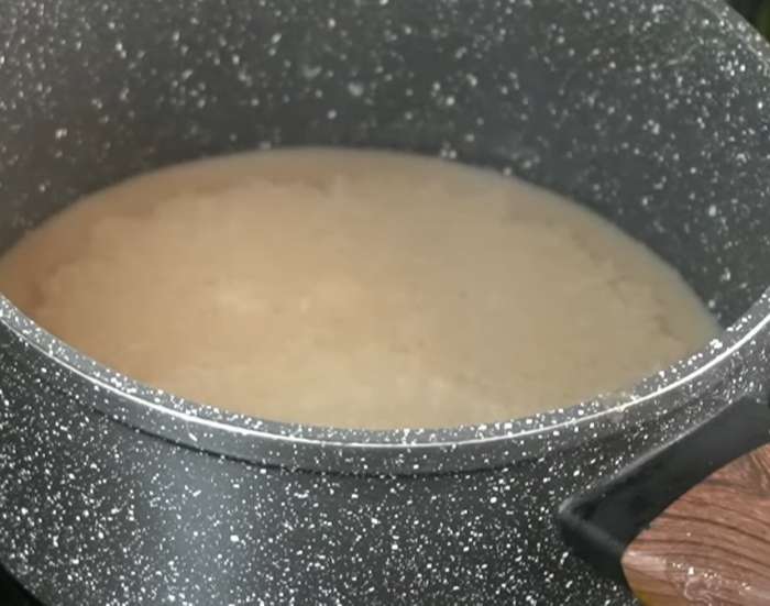 Khuấy đều bột gạo và nước cua đồng sau đó đun sôi