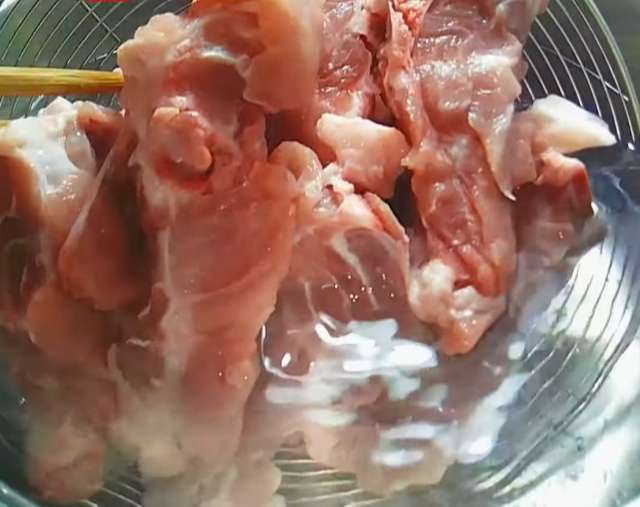Xương đem chần qua với nước để loại bỏ tạp chất