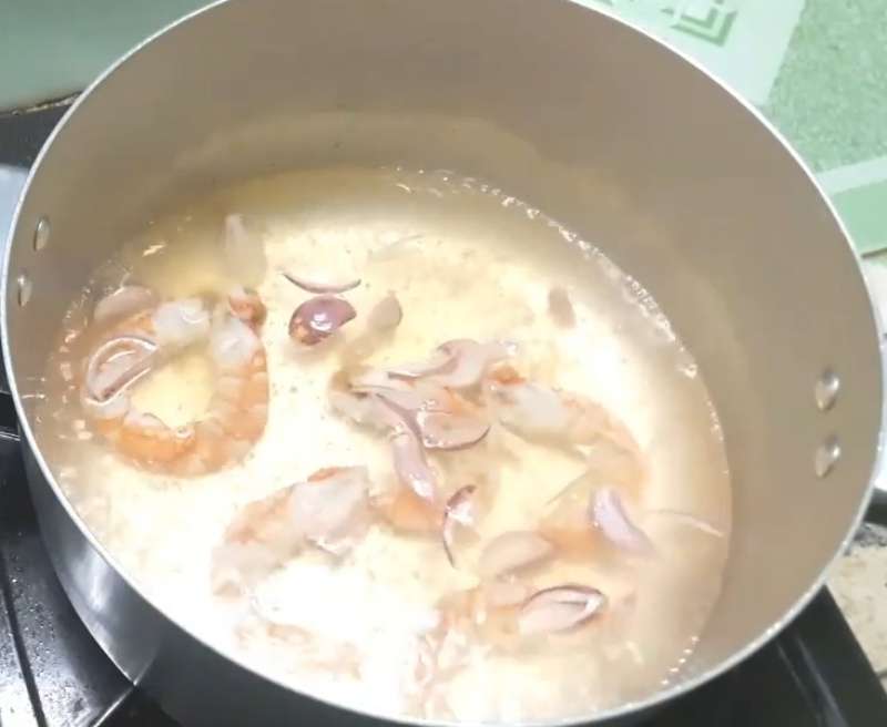 Đun sôi tôm và hành tím