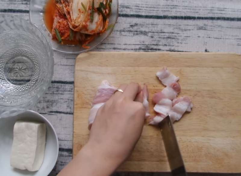 Thịt ba chỉ thái miếng mỏng vừa ăn