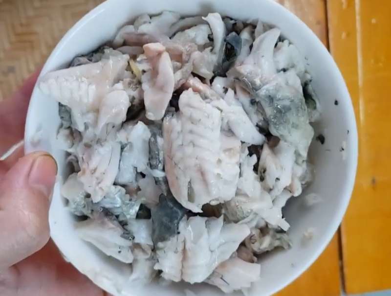 Gỡ lấy phần thịt cá