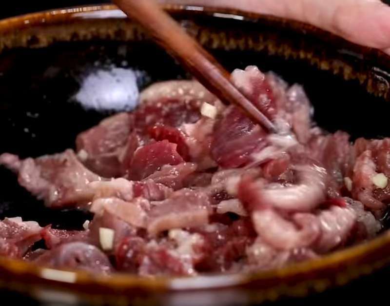 Ướp thịt bò cùng với gia vị