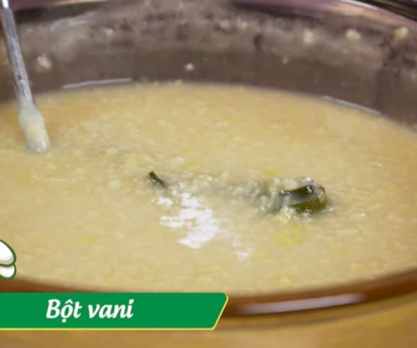 Cho vani vào chè và đảo liên tục để chè không bị cháy