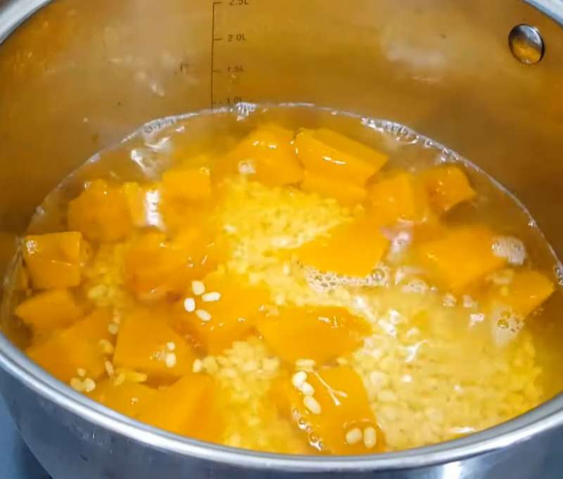Đun bí đỏ và đậu xanh cho chín