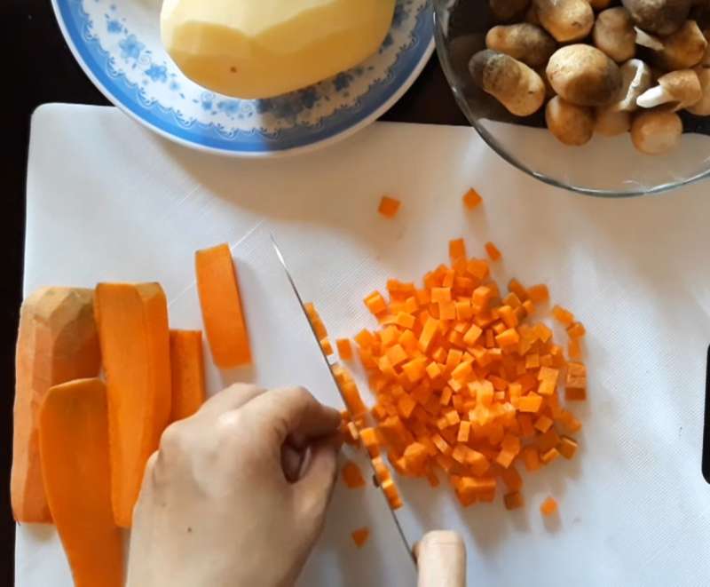 Sơ chế cà rốt thái hạt lựu