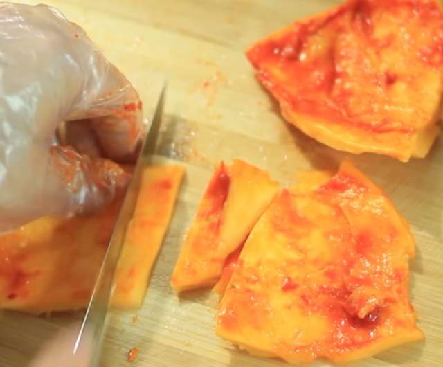 Thái nhỏ phần thịt vỏ gấc