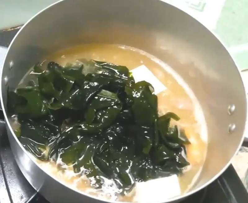 Cho rong biển và đậu phụ vào nấu cùng tôm