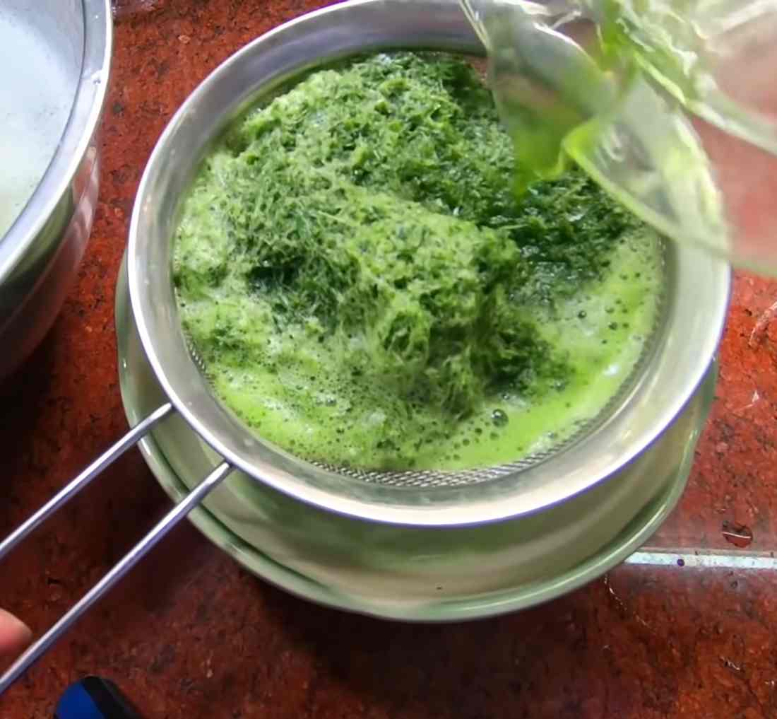 Xay nhuyễn lá dứa lọc lấy nước