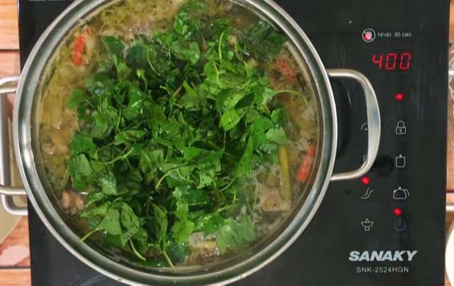 Cho lá giang vào nồi lẩu gà tạo độ chua cho nồi lẩu gà