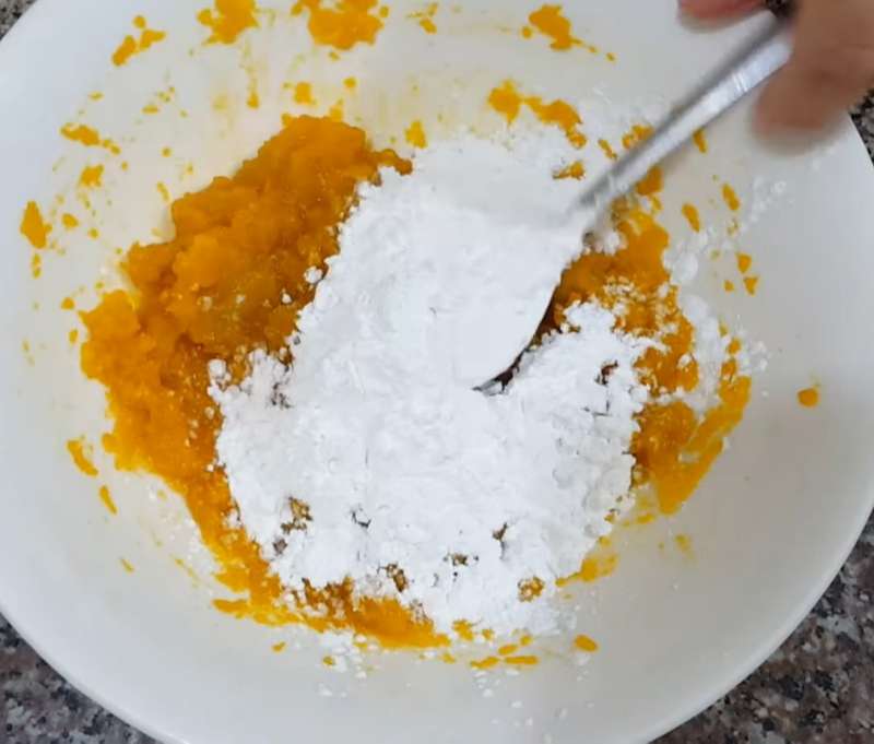 Nhào bột năng với bí đỏ