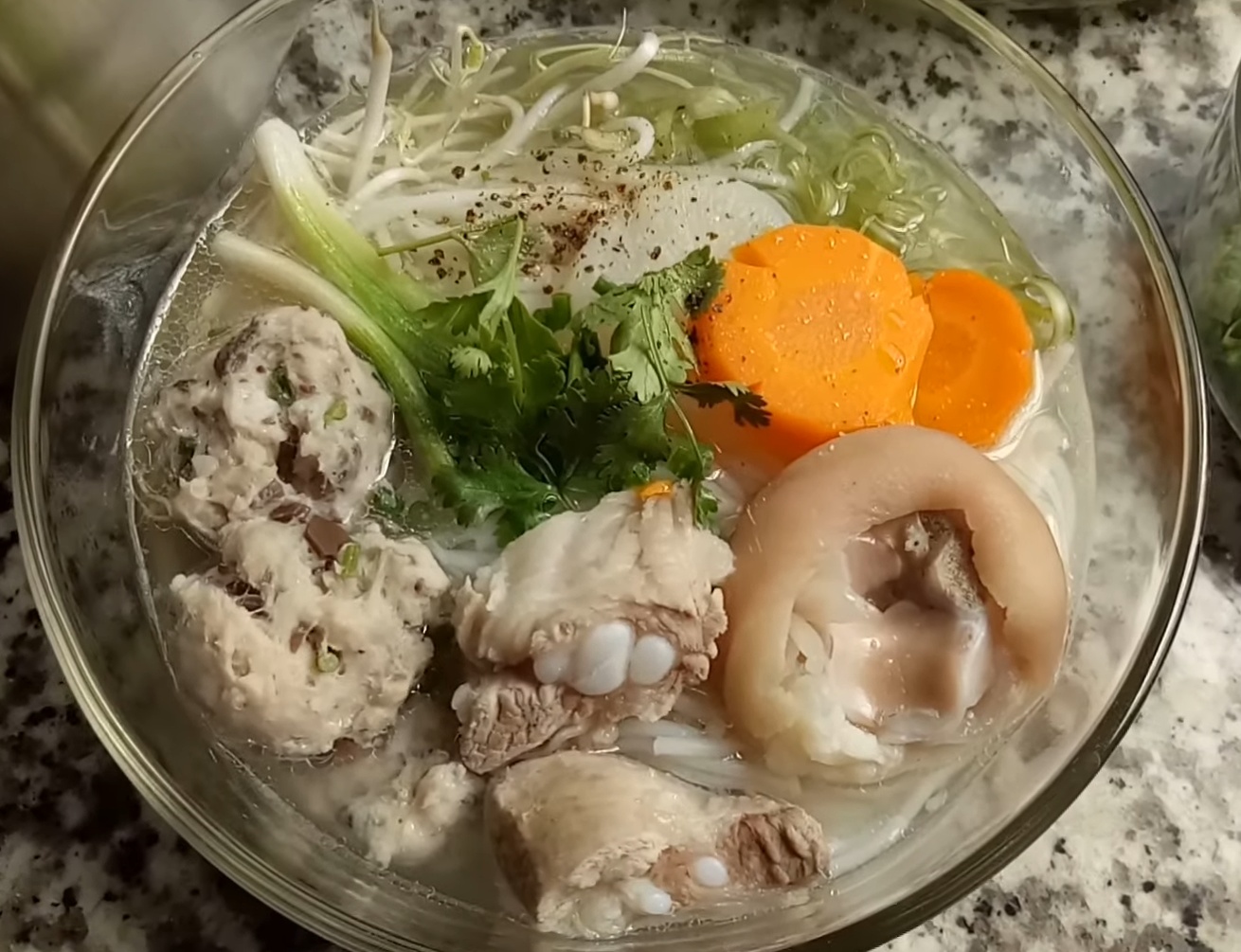 Bún mọc sườn non giò heo