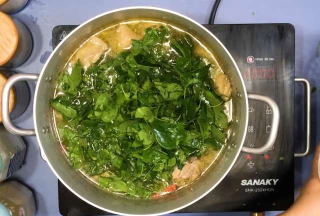 Nấu canh gà lá giang