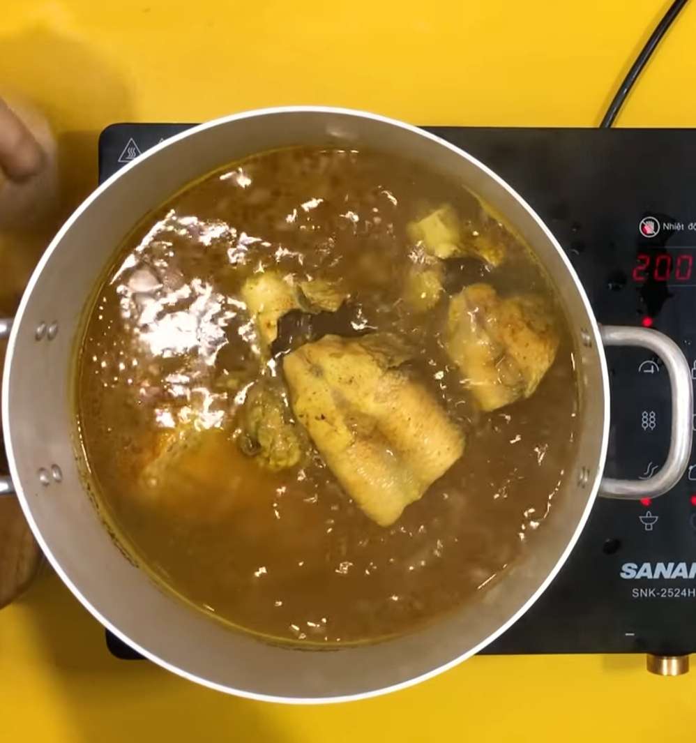 Nấu nước dùng cá lóc