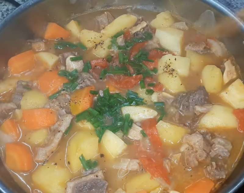 Canh khoai tây, cà rốt, thịt bò thơm ngon