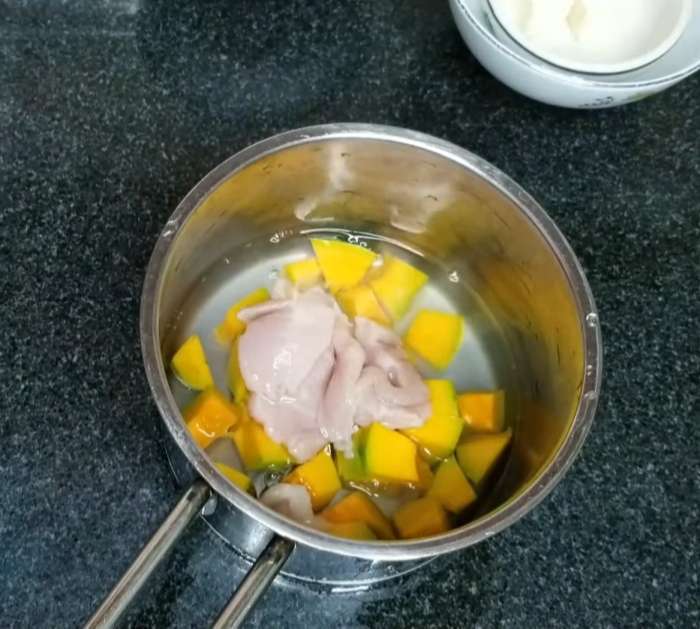 Nấu thịt heo và bí đỏ chín