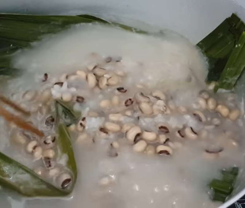 Đậu trắng và nếp đã chín mềm vớt bỏ lá dứa