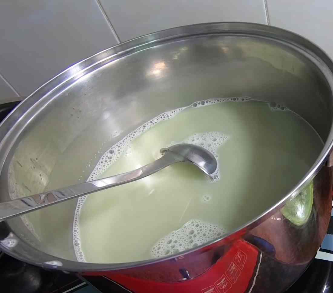 Nấu nước đậu xanh lá dứa