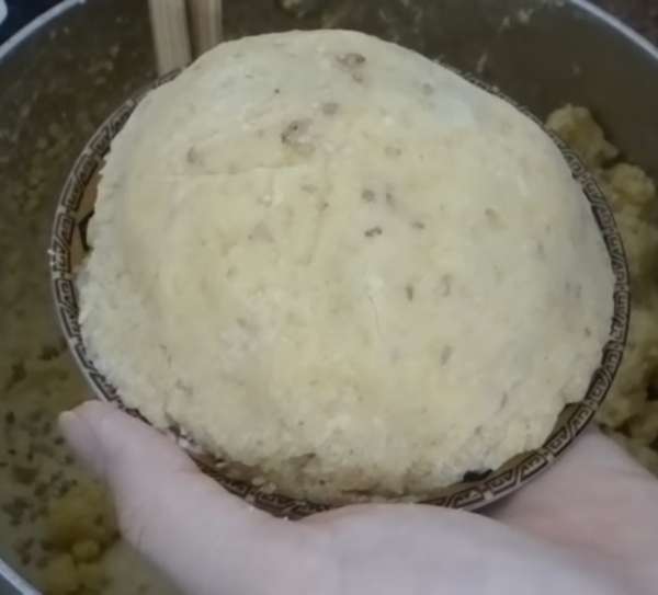 Dùng thìa nén chè kho lên đĩa