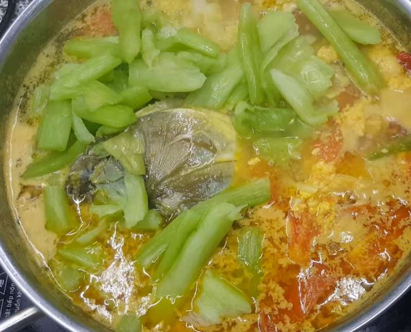 Canh cá chín cho dọc mùng nấu chín