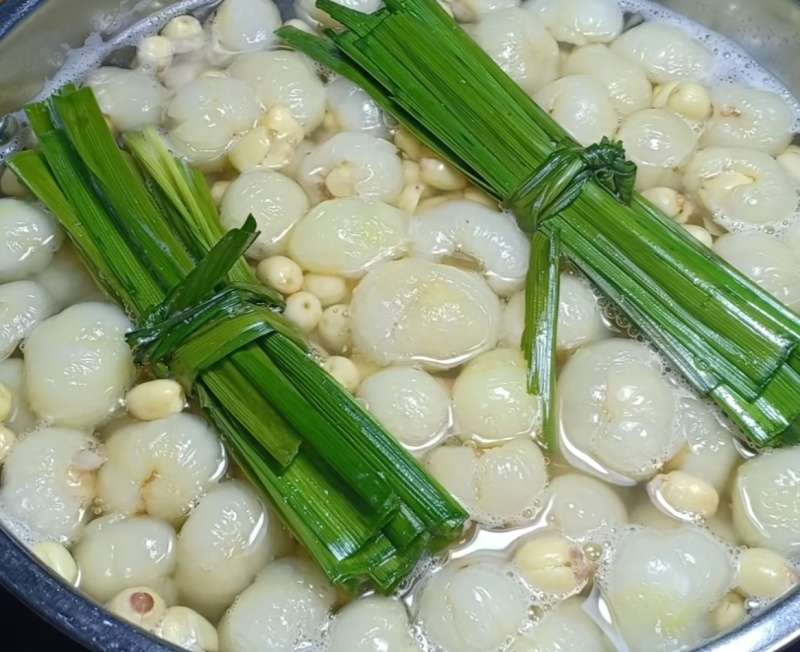 Nấu chè hạt sen long nhãn cùng lá dứa