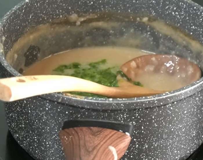 Cho rau vào nồi cháo cua đồng đun thêm 2 phút