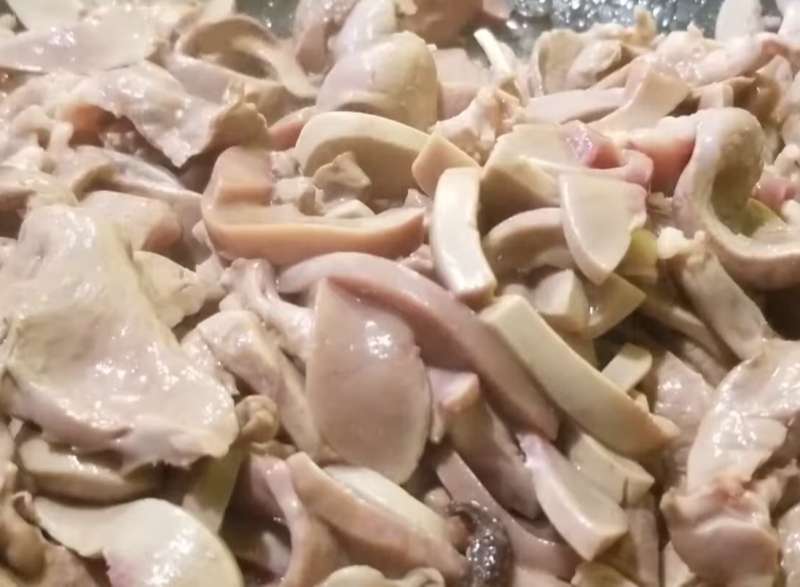 Đảo tim cật cùng với gia vị cho chín