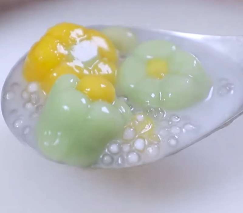 Nấu chè bí đỏ nước cốt dừa
