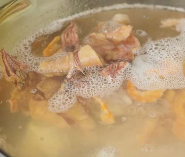 Cho tôm khô và mực khô vào hầm cùng với xương