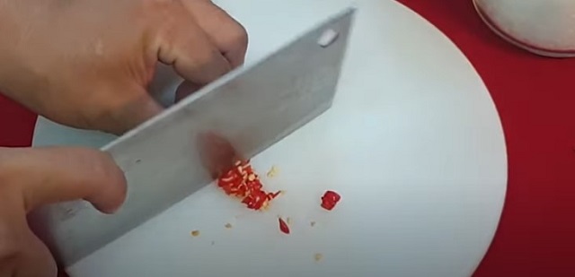 Băm nhuyễn tỏi ớt
