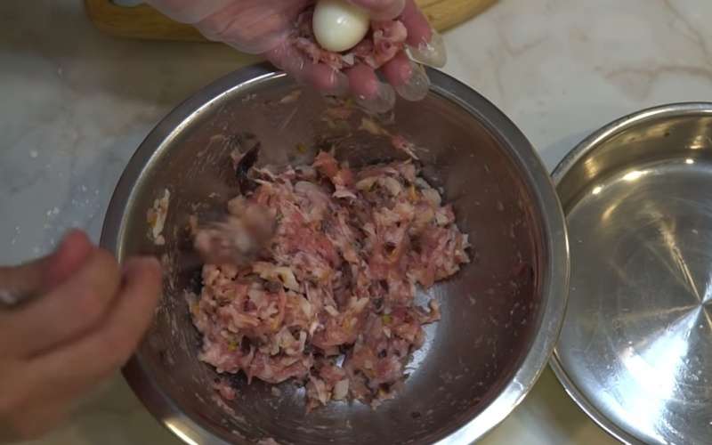 Trộn đều hỗn hợp nhân bánh bao chiên giòn với gia vị